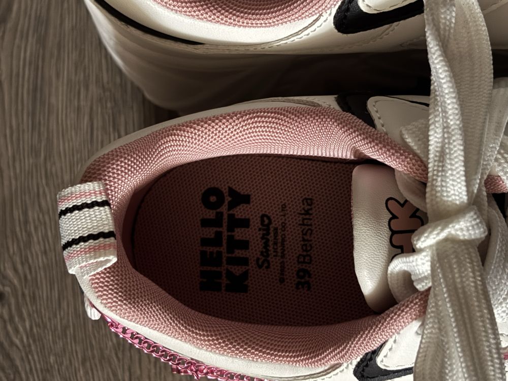 кросівки від Bershka Hello Kitty