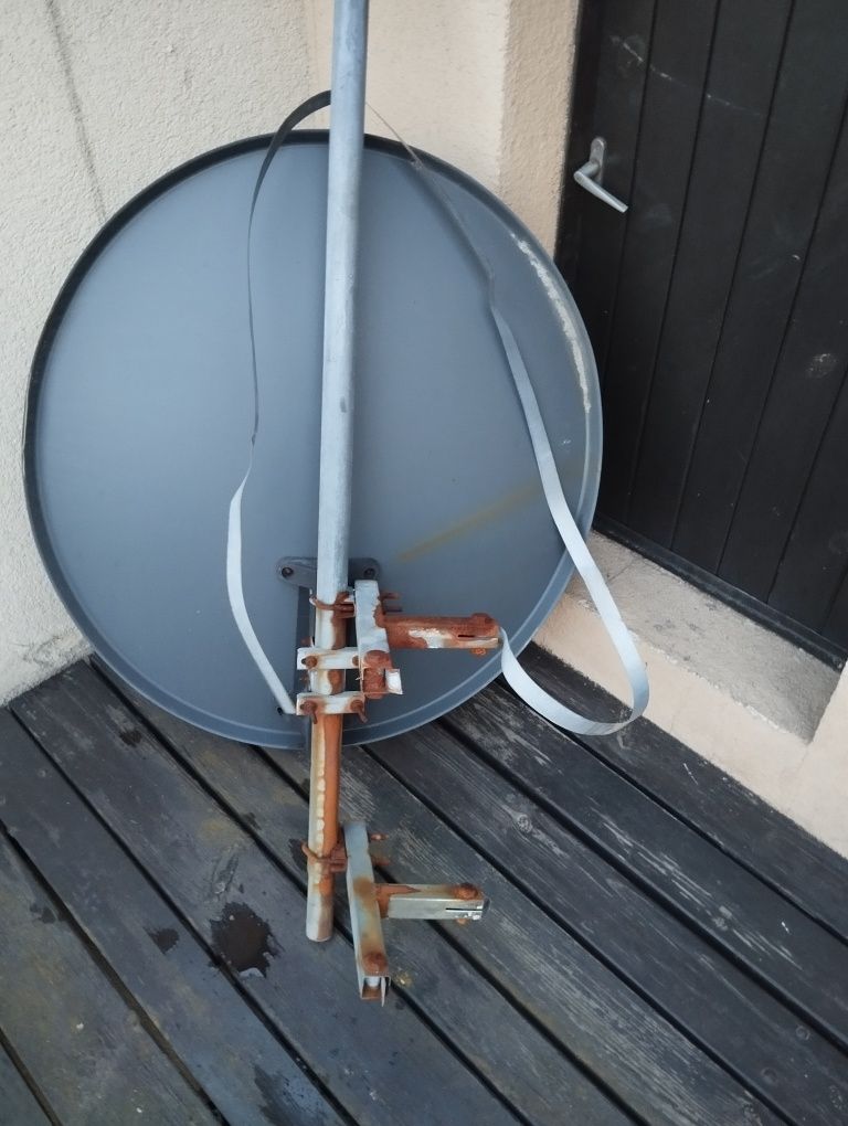 Antena satelitarna z masztem i konwerterem