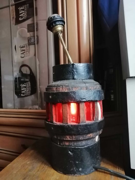 lampa na starej piascie od drewnianego kola w stylu rustykalnym