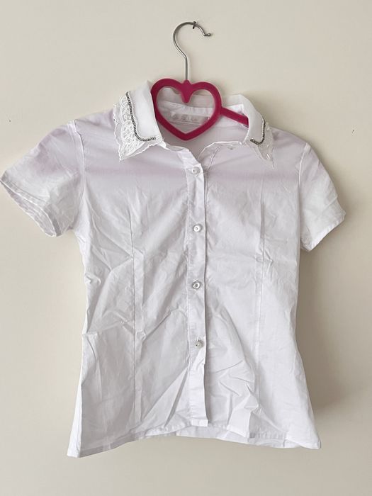 біла сорочка на короткий рукав з деталями на комірці