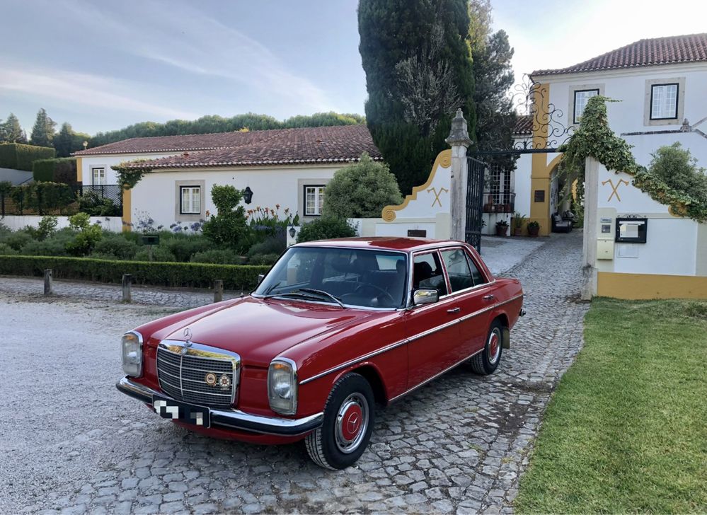 Dê um Toque Clássico ao Seu Casamento com um Mercedes Vermelho