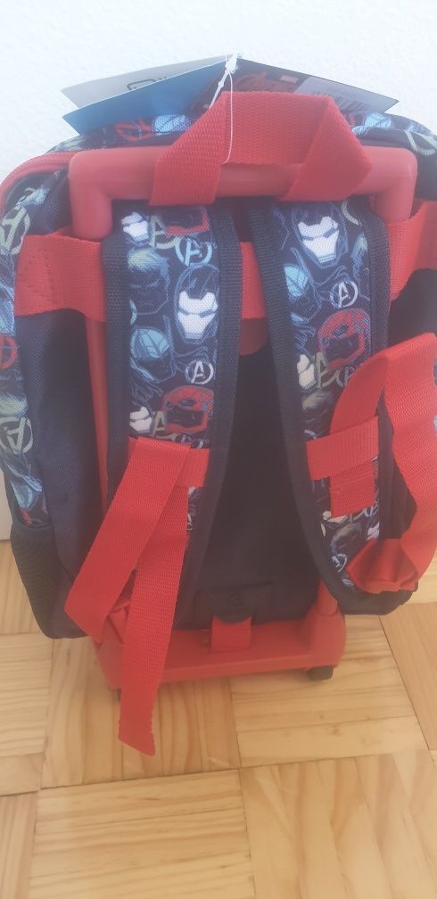 Mochila com troley Avengers (novo com etiqueta Ideal para oferta)