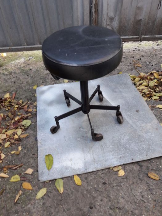 Продам стул для пианино,стул крутится.