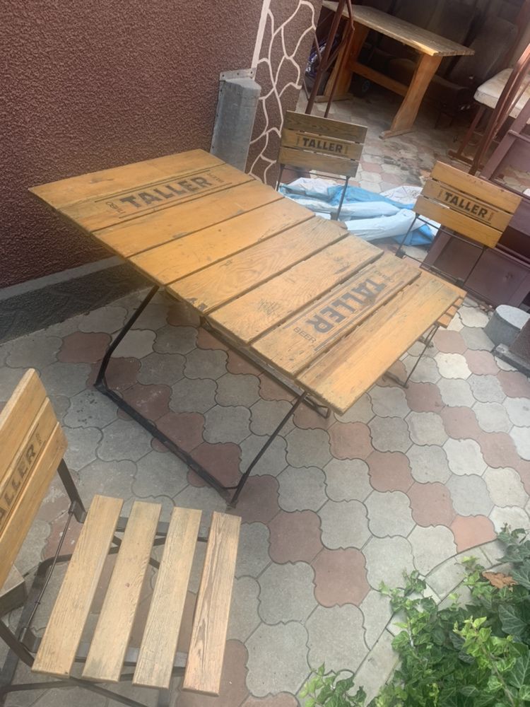 Деревяный стол и стулья