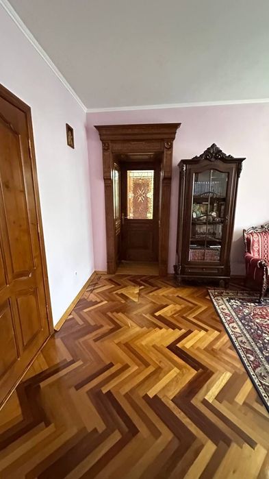 Продаж особняка в центрі міста