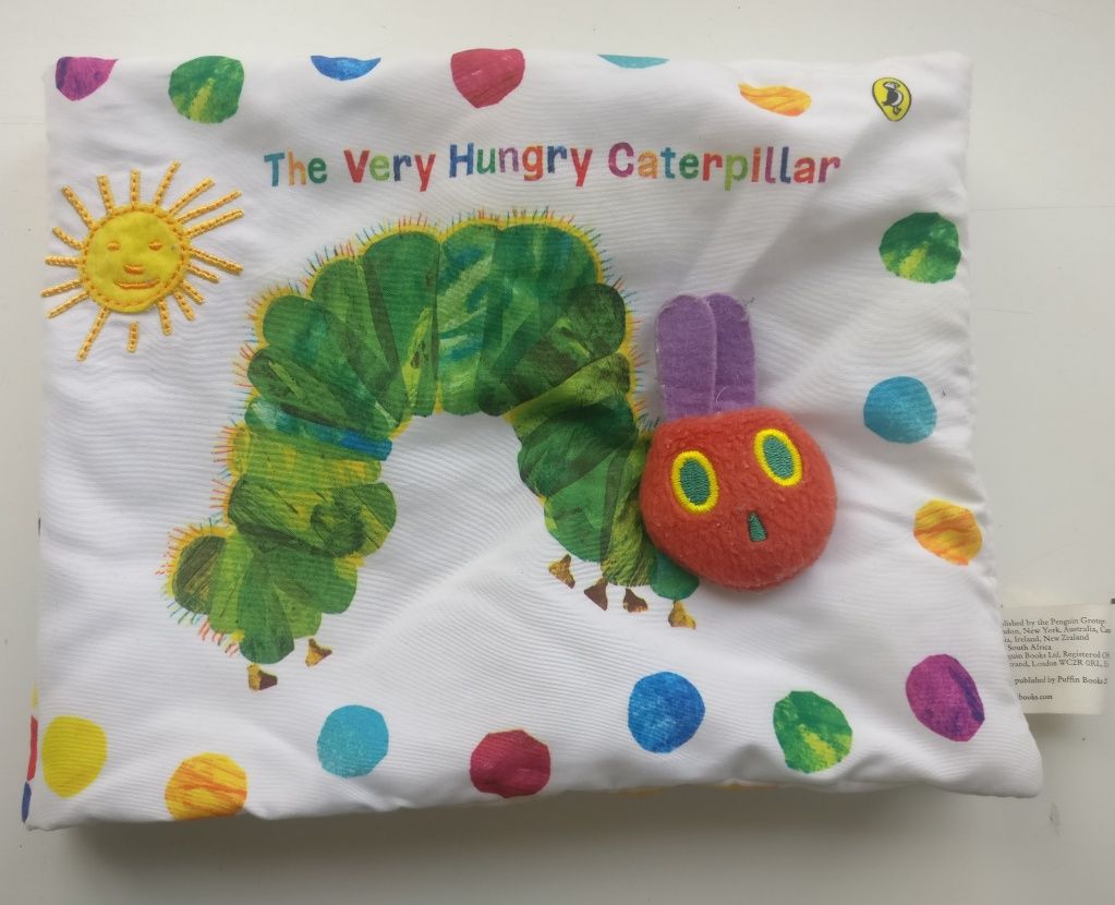 The Very Hungry Caterpillar тканевая книжка-игрушка 
Eric Carle тканев
