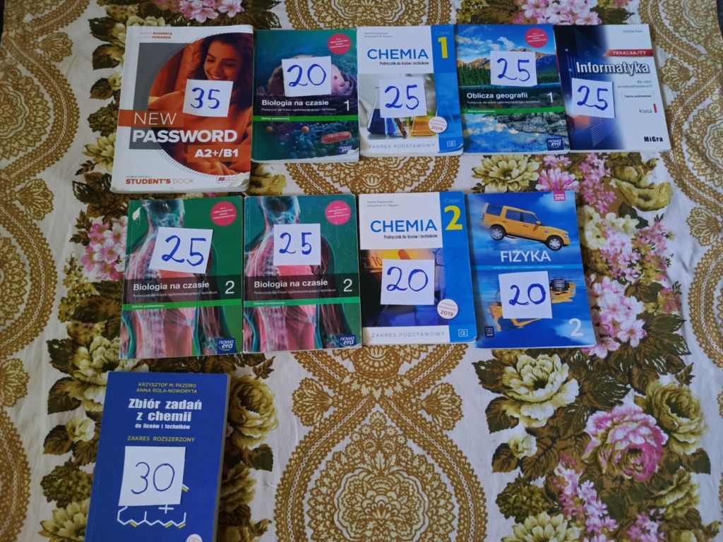 Książki do 1 oraz 2 klasy szkoły ponadpodstawowej.