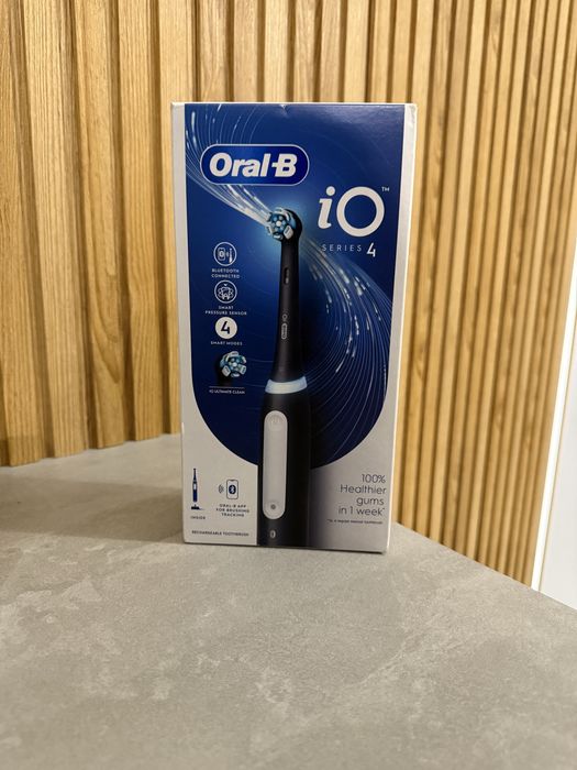 Електрична зубна щітка OralB io series 4 black