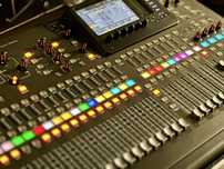 Behringer X32 (com algum uso, usada como mesa de palco)