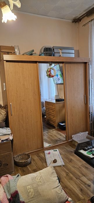 Duża szafa z lustrem trzydrzwiowa