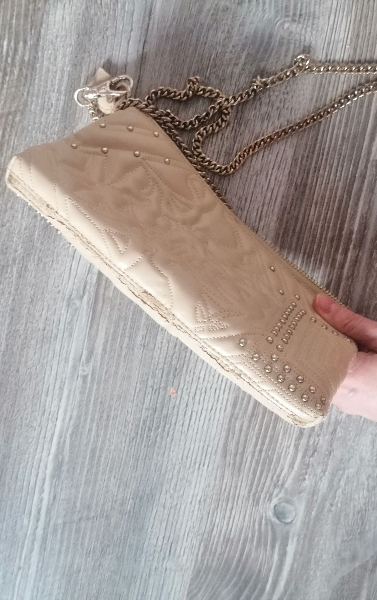Versace beżowa torebka na złotym łańcuszku
