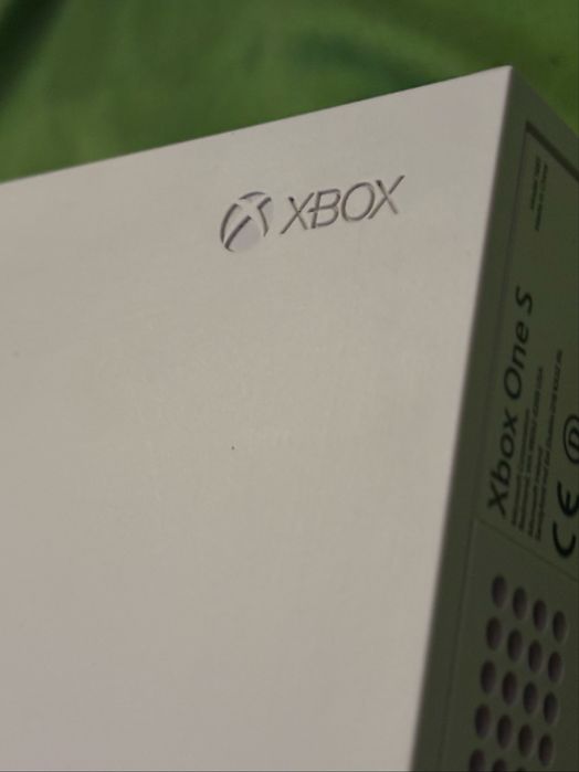 Xbox one s 1TB + pad + gta v