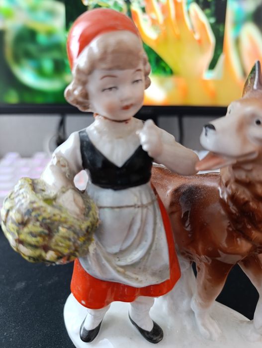 Статуэтка красная шапочка и серый волк фарфор германия grafenthal