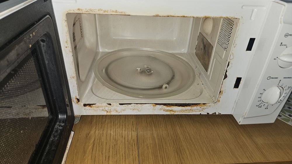 Micro-ondas  com marcas de uso