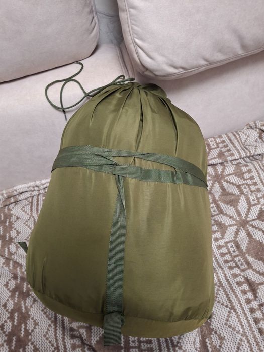 Продам два спальніка та берци