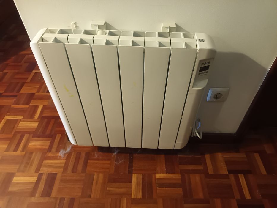 Aquecedor de parede a óleo eléctrico.