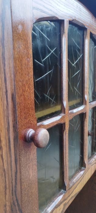 Duży dębowy kredens.