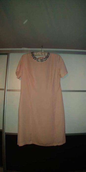 Sukienka różowa z ozdobnym dekoltem prosta Dorothy Perkins rozm. 40