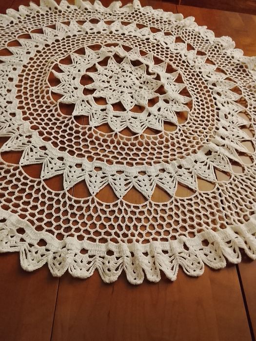 Centro de mesa redondo em crochê feito á mão