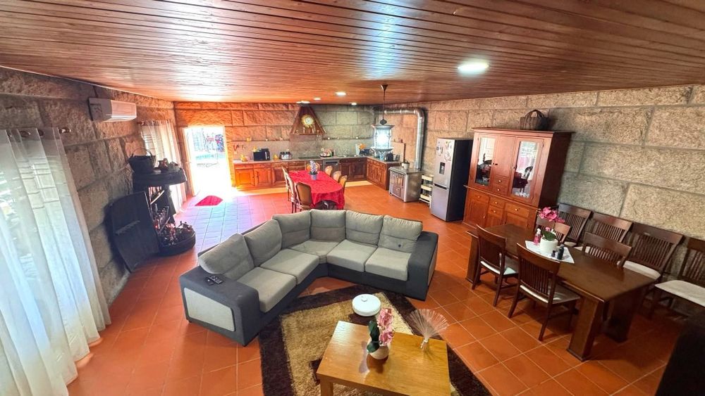 Vendo t4 com 5 casas de banho