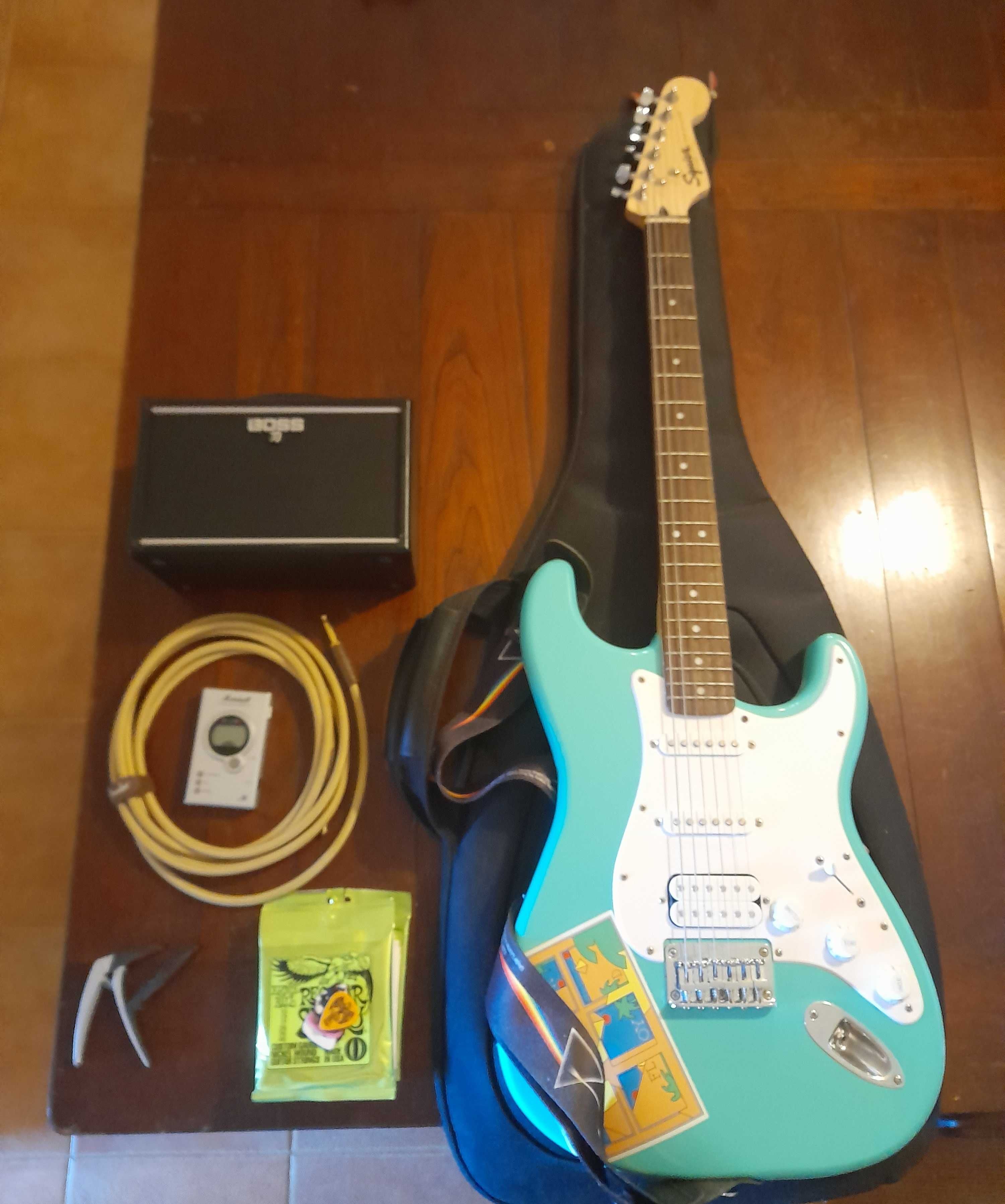 Guitarra da squier com aplificador, cabo