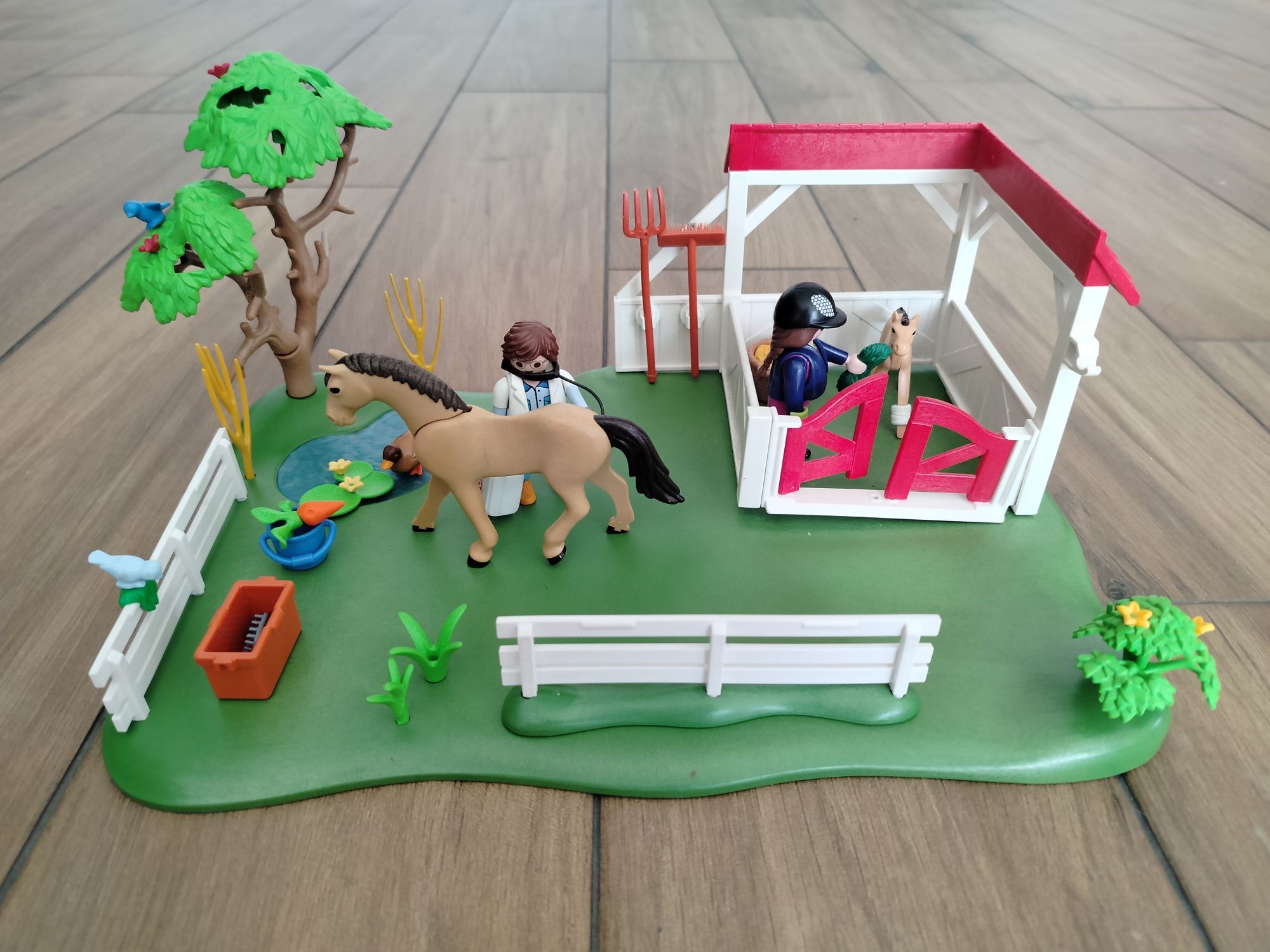 Playmobil zestaw 6147 Wybieg dla koni z boksem