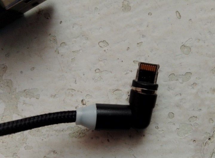 USB  кабель на  iPhone.