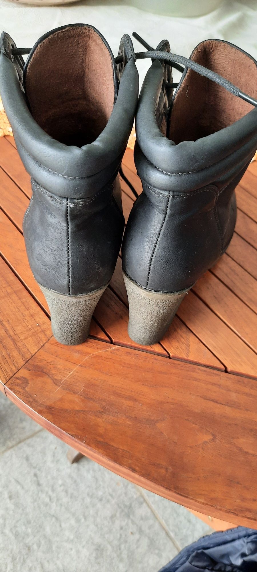 Botas pretas com cordões