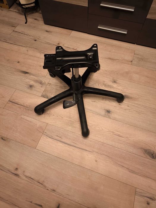 Podstawa fotela obrotowego: krzyżak, kółka, podnośnik, mechanizm Tilt