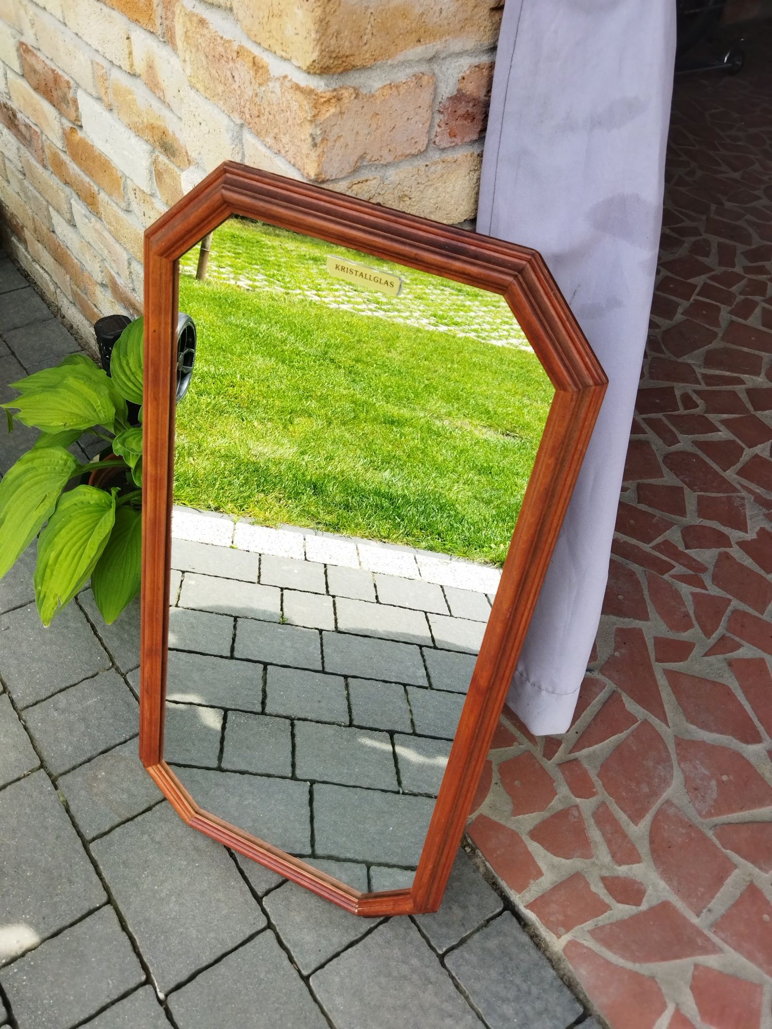 Lustro ścienne w drewnianej ramie
