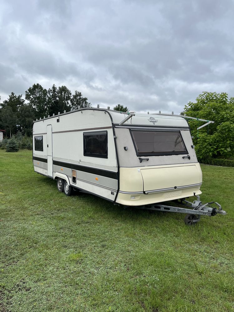 Hobby 610 z dachem ochronnym i przedsionkiem