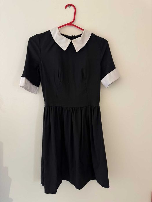 Сукня чорна з білим коміром для випускників школи