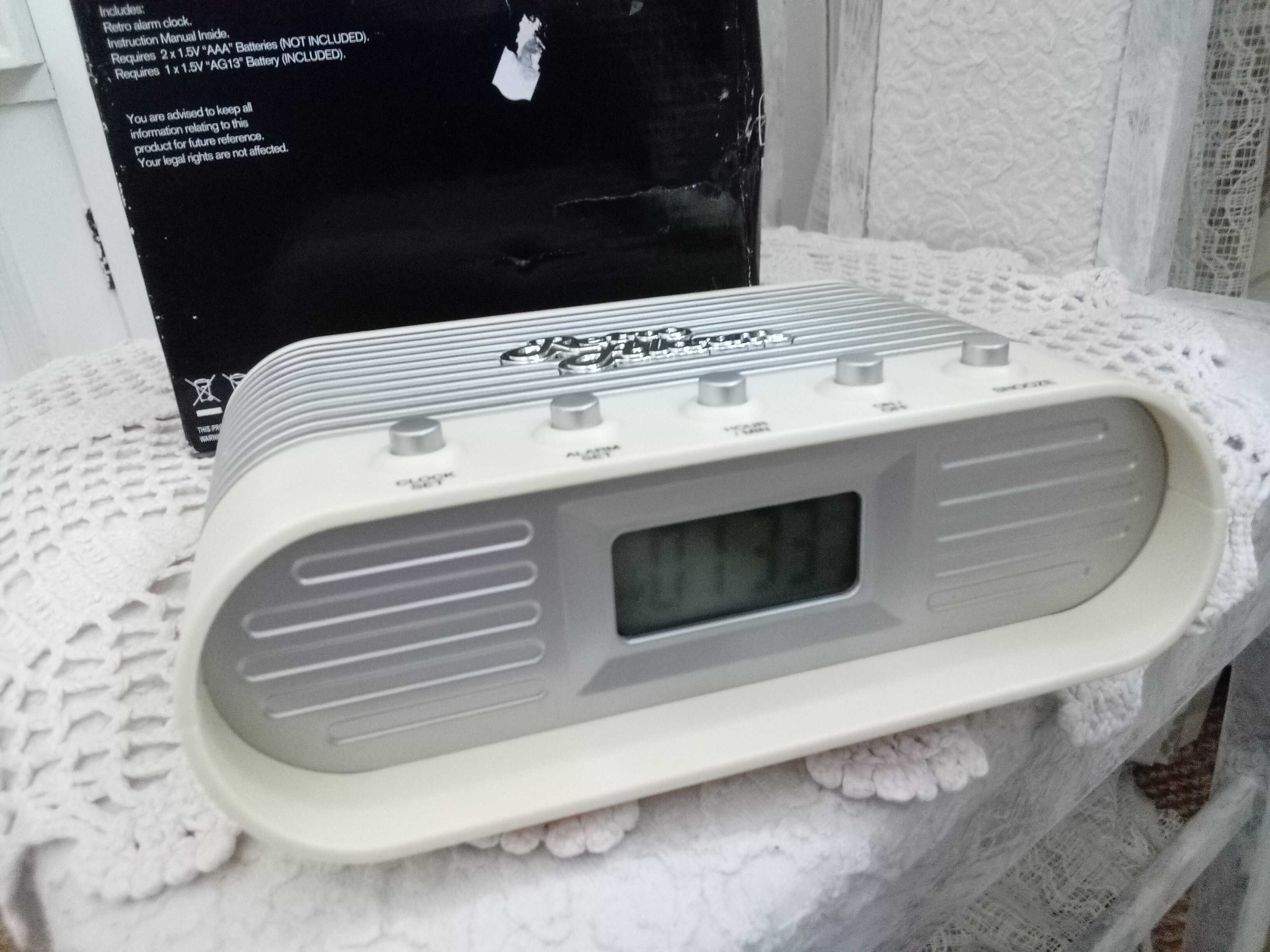 Vintage retro zegar z budzikiem elektroniczny stojący do pokoju