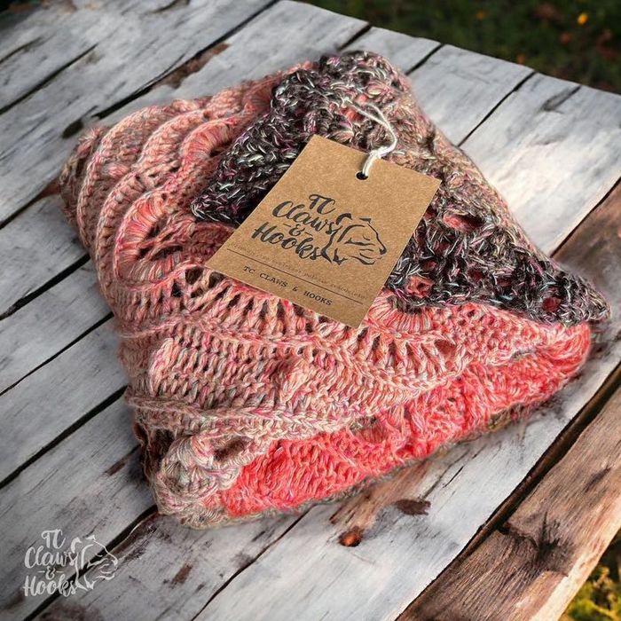 Szydełkowa chusta w czerni i ciepłych różach, boho, romantyczna