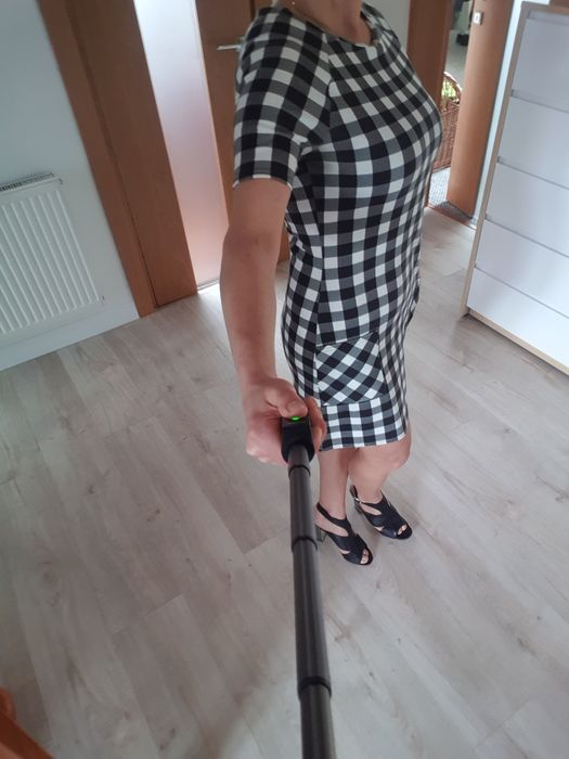 Sukienka w kratkę czarno biała