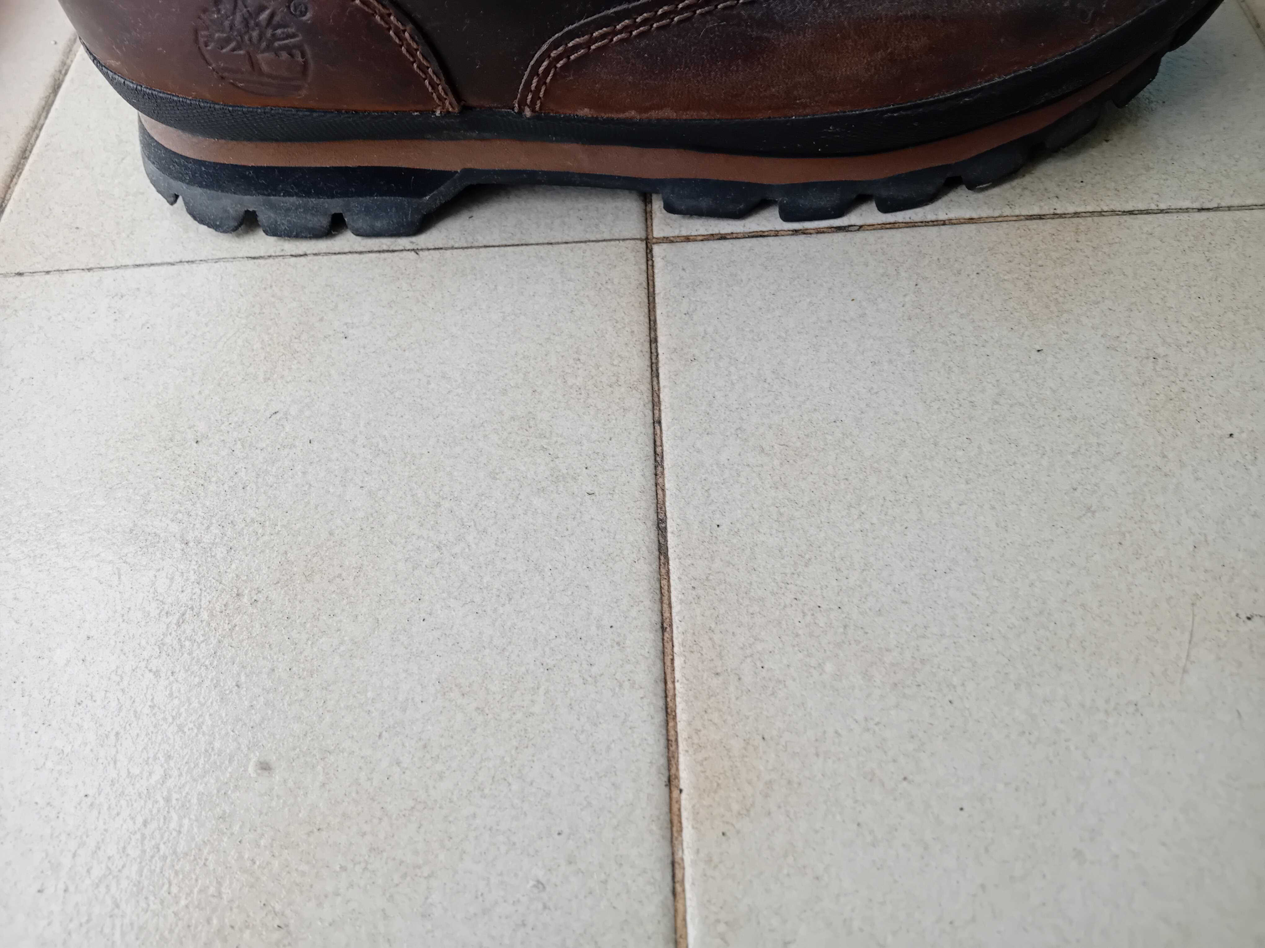 Dois pares de botas novas montanha