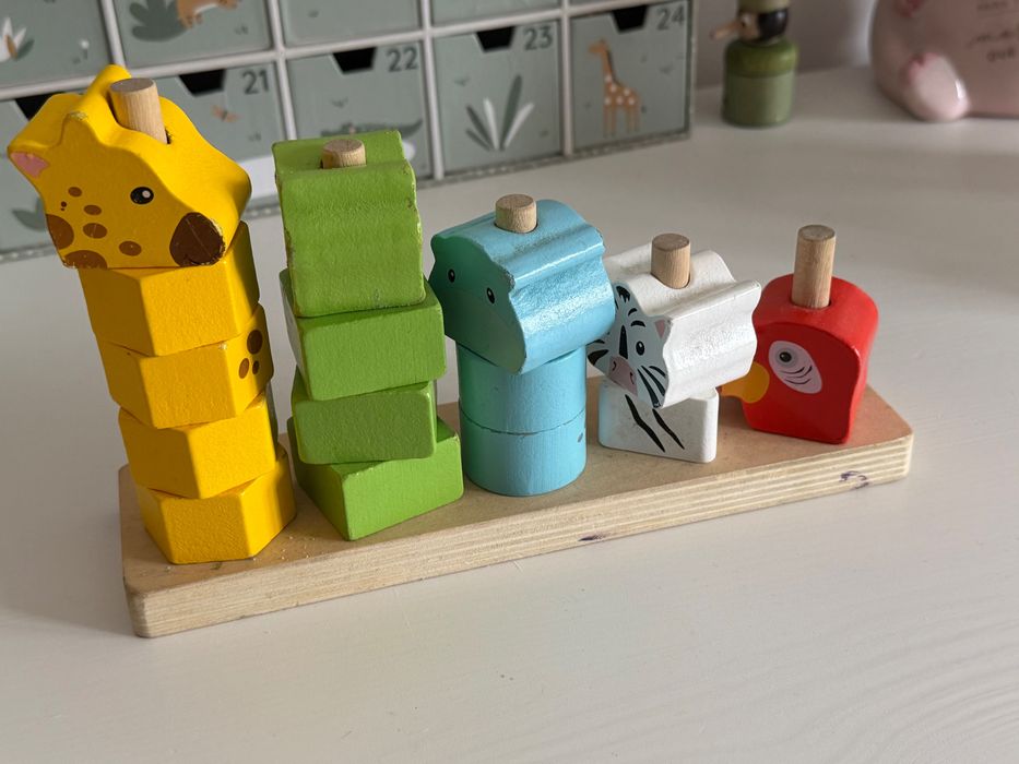 Vários brinquedos de madeira Montessori