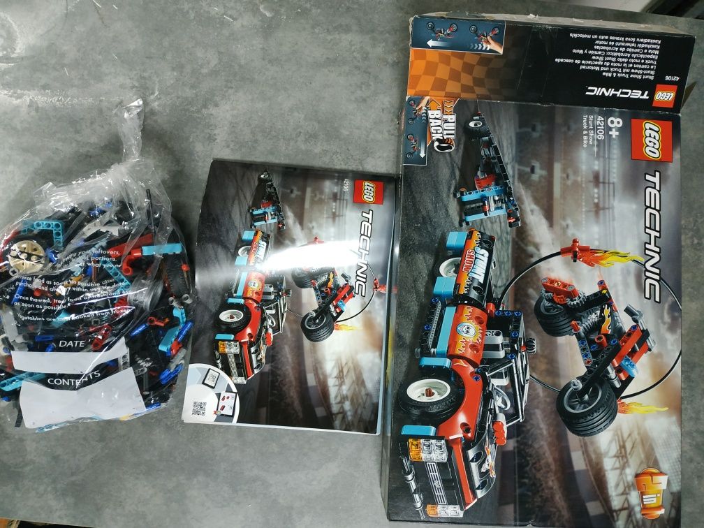 LEGO TECHNIC 42106 Furgonetka i motocykl kaskaderski