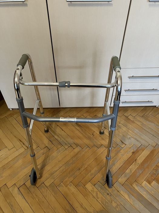 Ходунки-рамки на двох колесах, складані