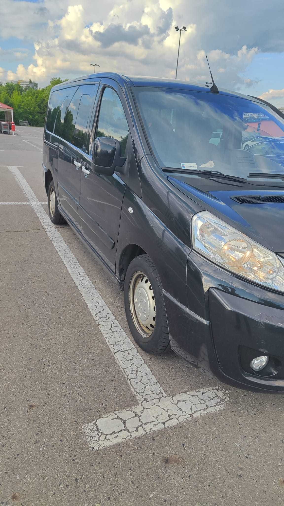 Jumpy 9 osobowy, automat, trzy rzędy siedzeń.