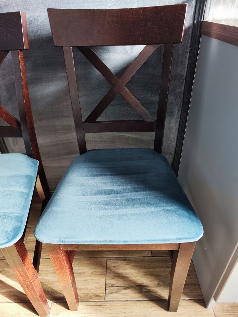 Drewniany kwadratowy stół i 4 krzesła