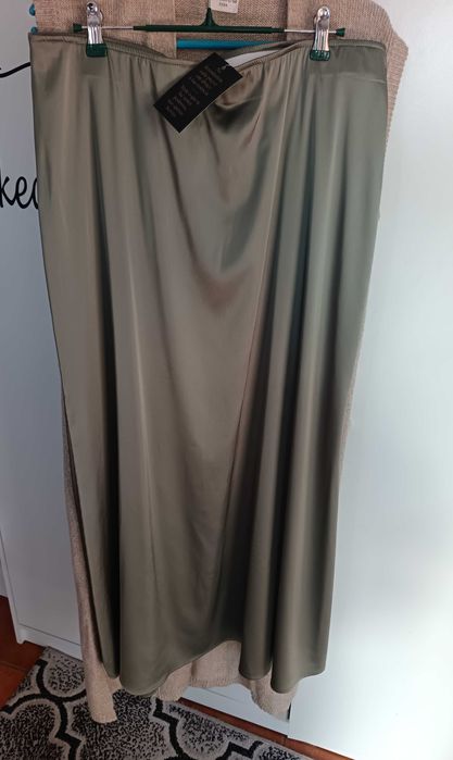 Saia em cetim. Moderna e elegante