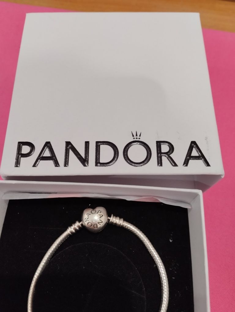 Pulseira Pandora original em caixa. Nova. Fecho em coração
