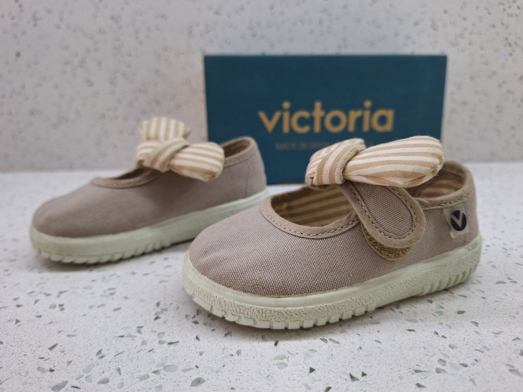 Sapatos Victoria tamanho 20