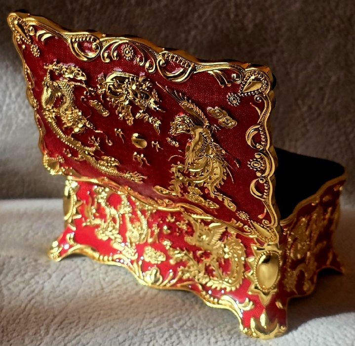 Szkatułka metalowa emaliowana złocona w stylu Faberge St.Petersburg.