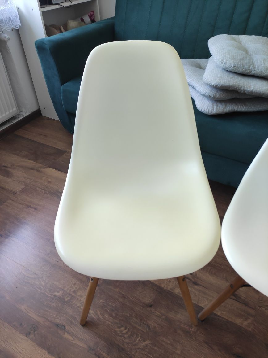 Sprzedam plastikowe krzesła białe