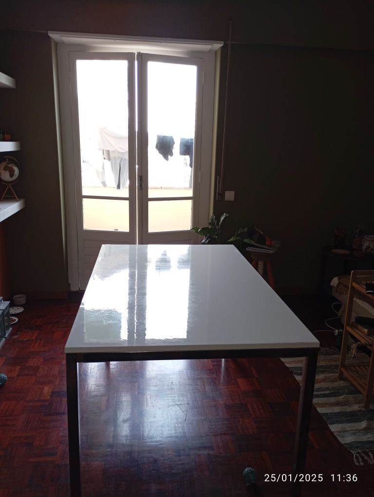 Mesa de jantar IKEA TORSBY com estrutura cromada