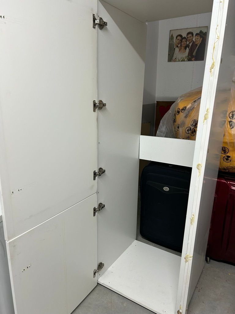 Móvel laçado com 2 portas.