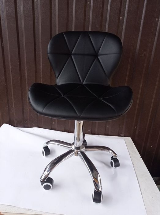 Стул на колесах для мастеров