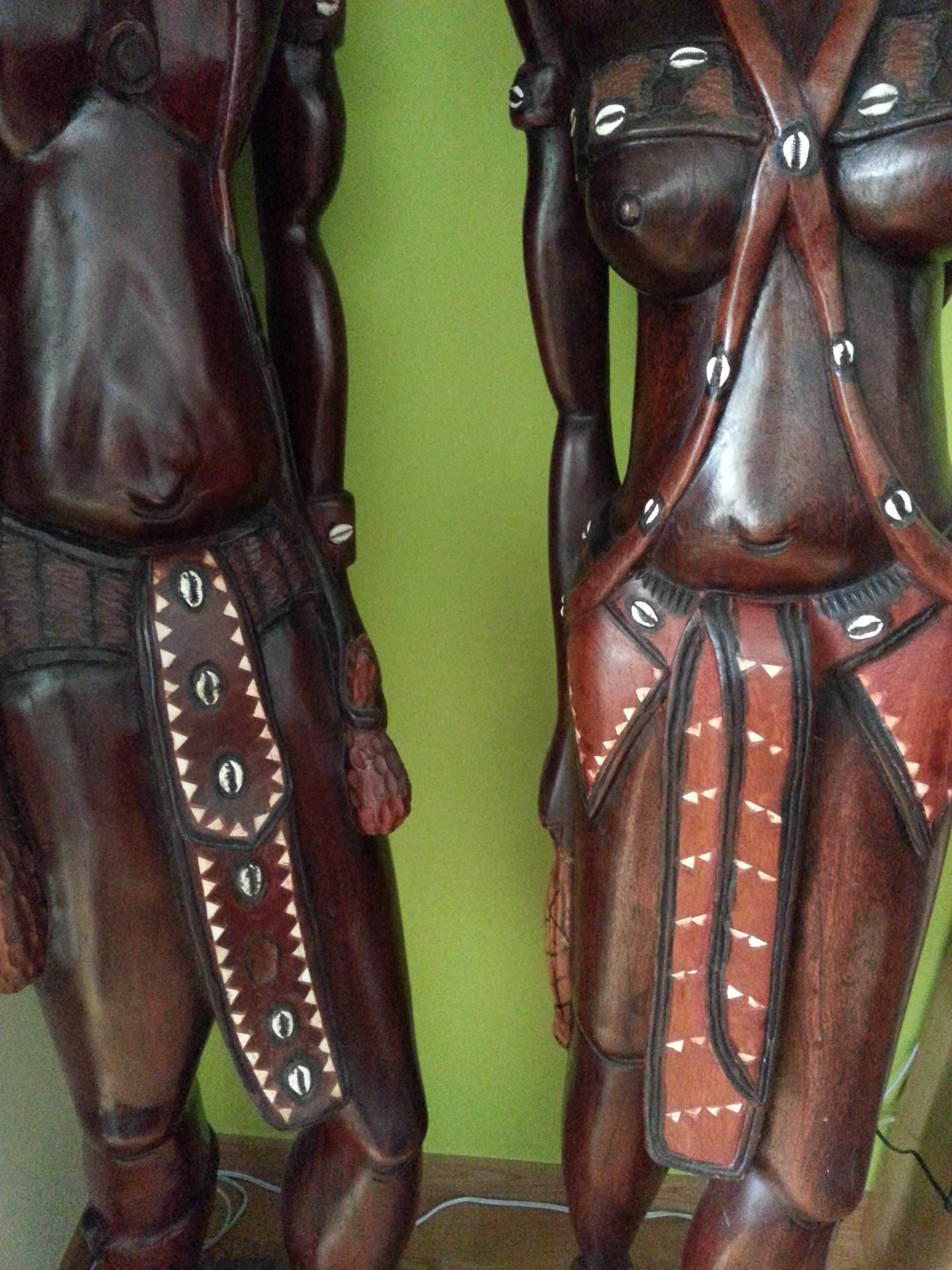 Artesanato africano em madeira maciça e tamanho natural
